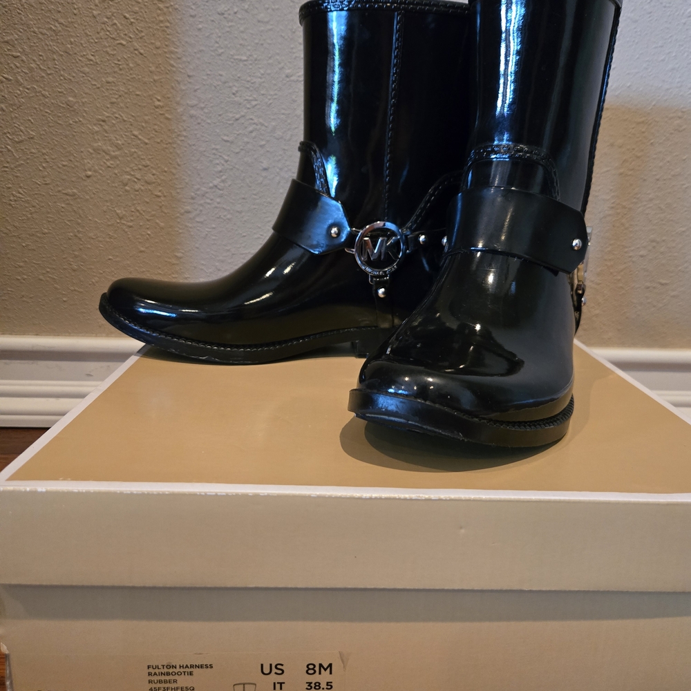 Michael Kors Shiny Black Boots with Logo - Picture 5 of 8